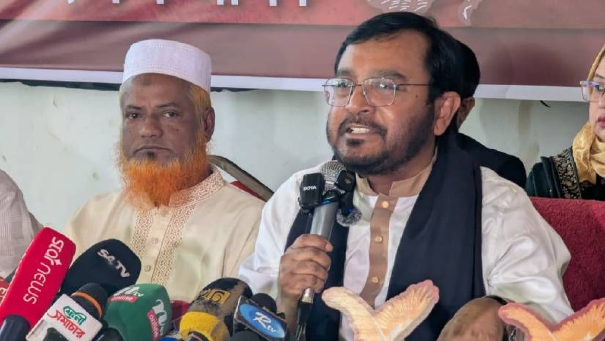 মতবিনিময় সভায় বক্তব্য দিচ্ছেন এবি পার্টির চেয়ারম্যান মজিবুর রহমান মঞ্জু