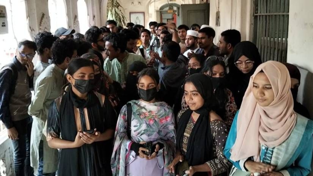 কবি নজরুল ক্যাম্পাসের শিক্ষার্থীরা নিয়মিত ক্লাস শুরুর দাবিতে আজ বিক্ষোভ মিছিলও করেছেন