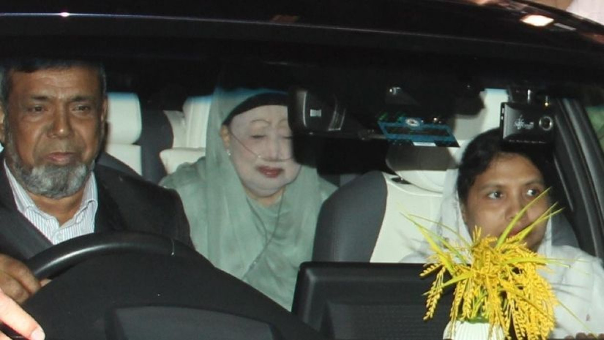 বসুন্ধরার এভারকেয়ার হাসপাতালের পথে খালেদা জিয়া