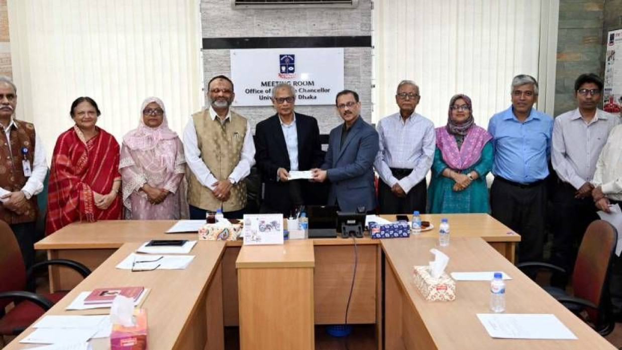 ট্রাস্ট ফান্ডের চেক হস্তান্তর অনুষ্ঠানে প্রধান অতিথি ছিলেন ঢাবি উপাচার্য অধ্যাপক ড. নিয়াজ আহমদ খান
