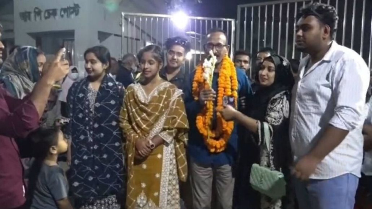 মুক্তি পাওয়া সাবেক বিডিআর সদস্যদের ফুল দিয়ে বরণ করে নিচ্ছেন স্বজনরা