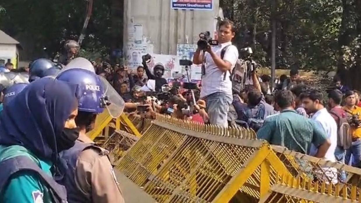 ৪৭তম বিসিএসের লিখিত পরীক্ষার্থীদের মিছিলে বাধা দিয়েছে পুলিশ