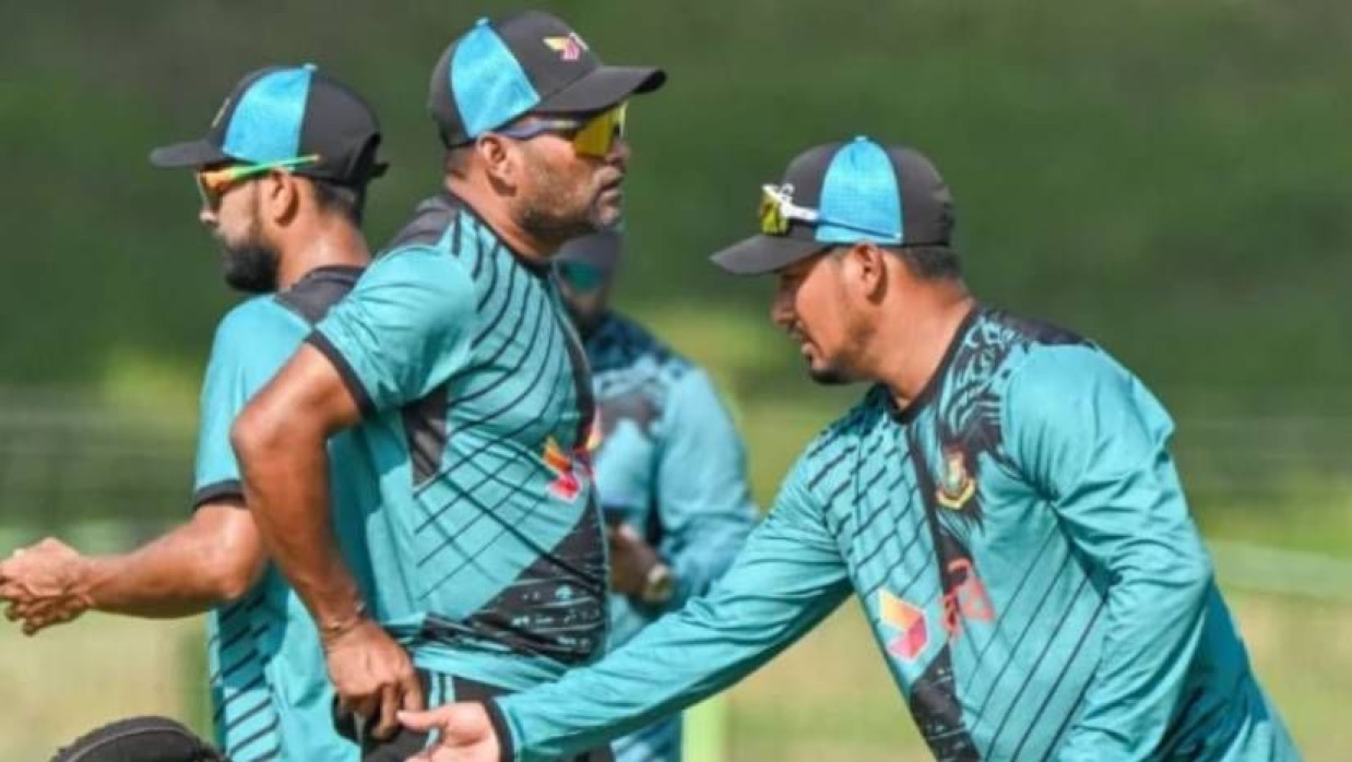 বাংলাদেশ দলের অনুশীলনে মোহাম্মদ আশরাফুল ও মোহাম্মদ সালাউদ্দিন 