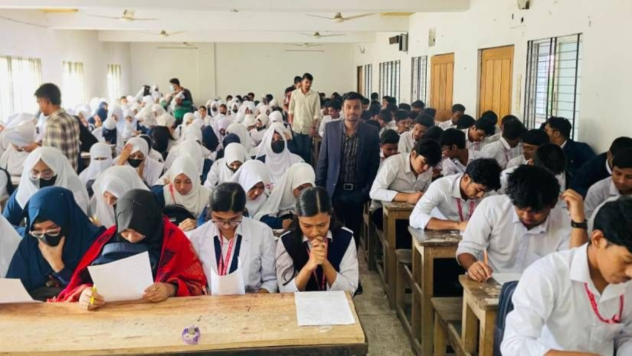 কুইজ প্রতিযোগিতায় অংশ নেওয়া শিক্ষার্থীরা