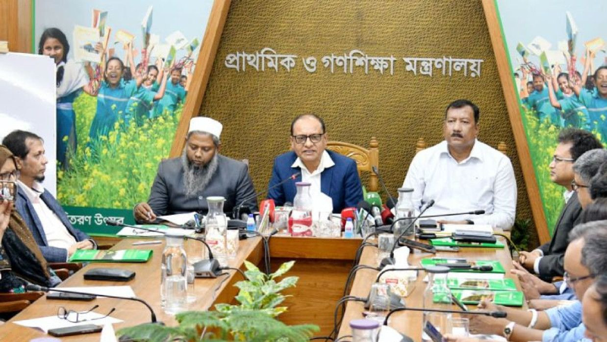 সংবাদ সম্মেলনে প্রাথমিক ও গণশিক্ষা উপদেষ্টা ডা. বিধান রঞ্জন রায় পোদ্দার