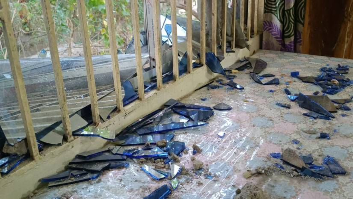 প্রবাসীর বাড়িতে হামলা ভাঙচুর করায় পড়ে আছে কাচ