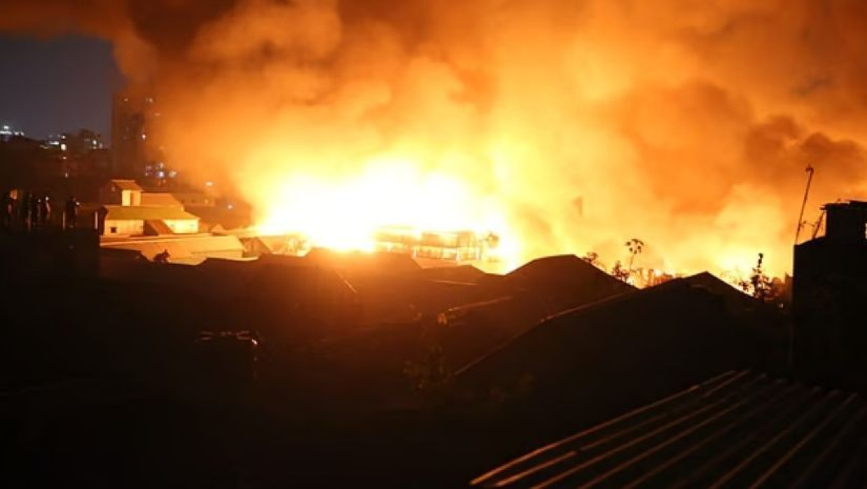 কড়াইল বস্তিতে লাগা আগুন প্রায় ৪ ঘণ্টা পরও নিয়ন্ত্রণে আসেনি