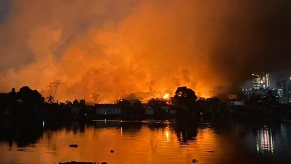 কড়াইল বস্তিতে লাগা আগুন