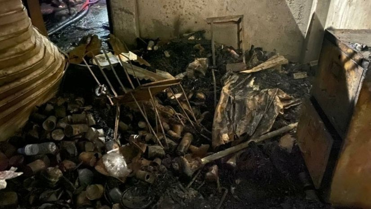 কড়াইল বস্তিতে আগুনে পোড়া বাড়ি