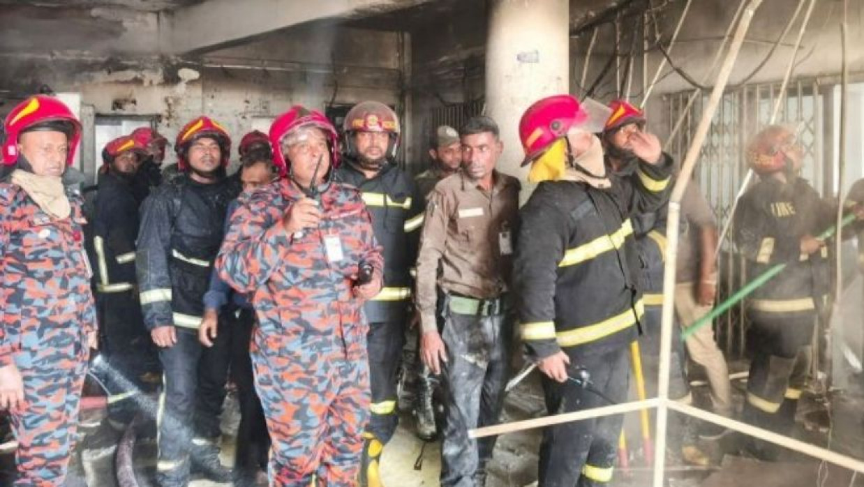 ঘটনাস্থলে পৌঁছে আগুন নিয়ন্ত্রণ করেছে ফায়ার সার্ভিস
