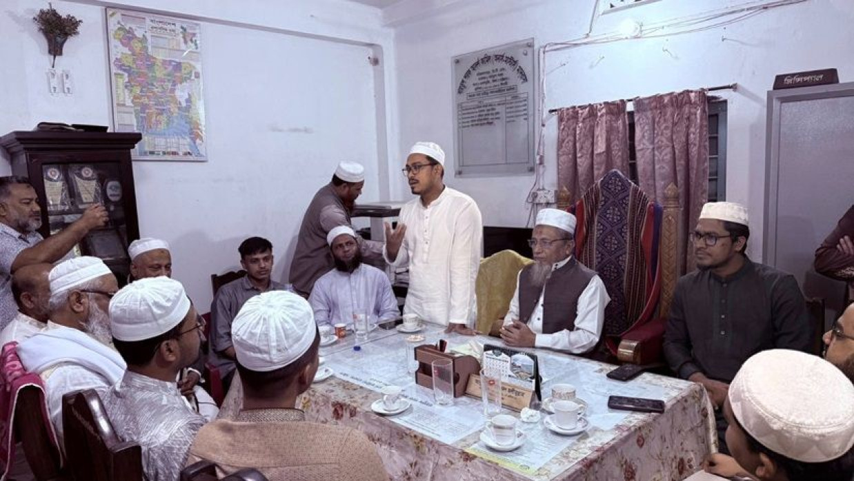 বায়তুশ শরফ আদর্শ কামিল মাদ্রাসায় শিক্ষকদের সঙ্গে ভিপি সাদিক কায়েম