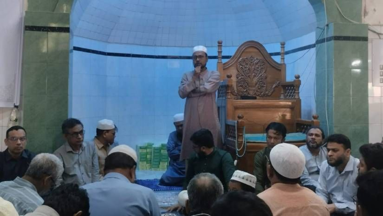 বিশ্ববিদ্যালয়ের কেন্দ্রীয় জামে মসজিদের ইমাম সালাউদ্দিন খালেদা জিয়ার সুস্থতা কামনা করে দোয়া পরিচালনা করেন