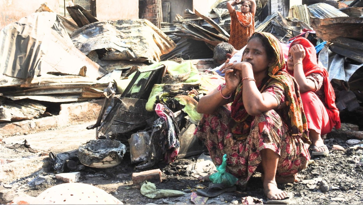 কড়াইল বস্তিতে আগুনে সব হারানো একজন