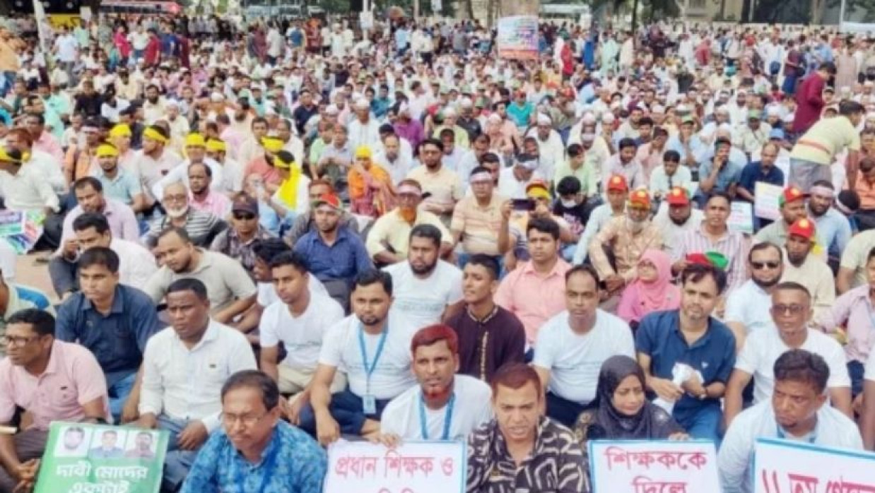 প্রাথমিকের সহকারী শিক্ষকদের আন্দোলন