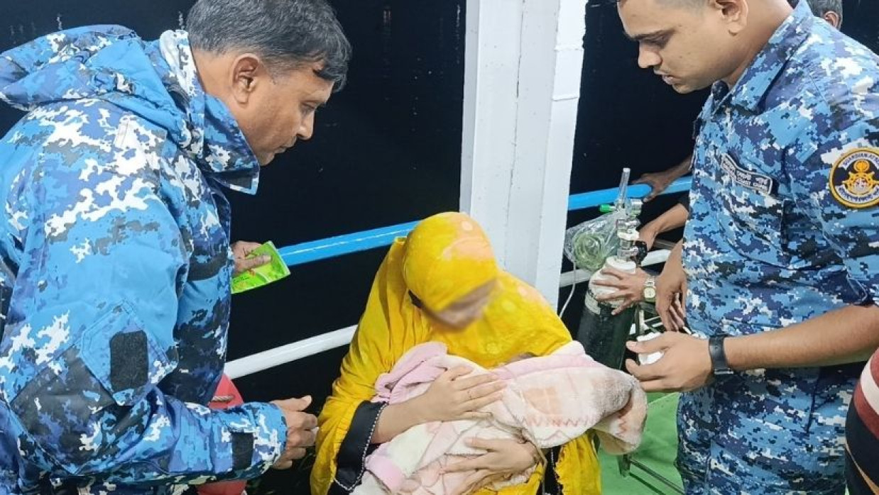 শিশুটিকে জরুরি সহায়তা দেয় কোস্ট গার্ড