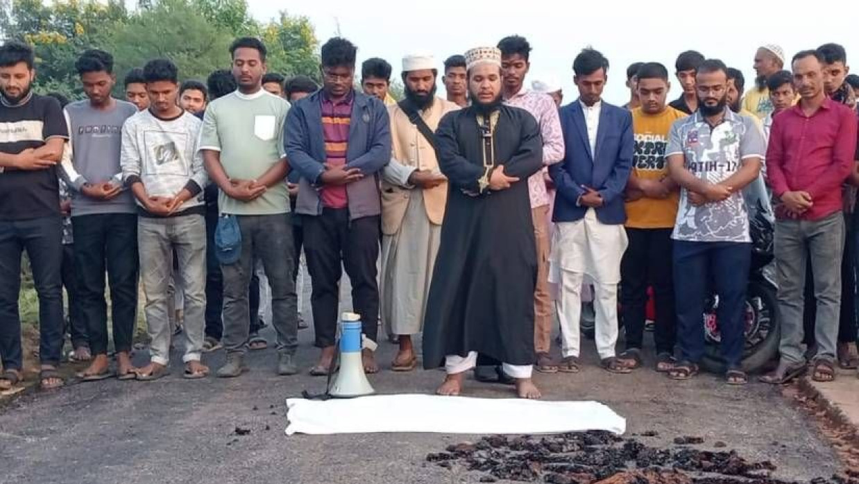 নিম্নমানের সড়ক নির্মাণের প্রতিবাদে প্রতীকী জানাজা