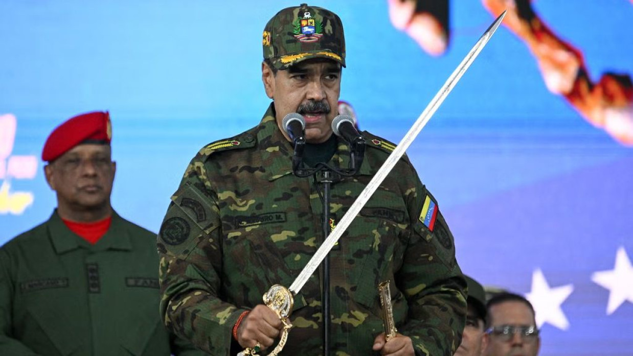 রাজধানী কারাকাসে তলোয়ার হাতে ভাষণ দেন ভেনেজুয়েলার প্রেসিডেন্ট নিকোলাস মাদুরো