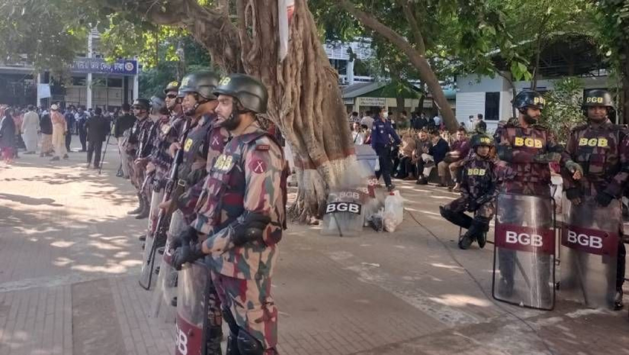 আদালতের মূল গেটে অবস্থান নিয়েছেন বিজিবির সদস্যরা
