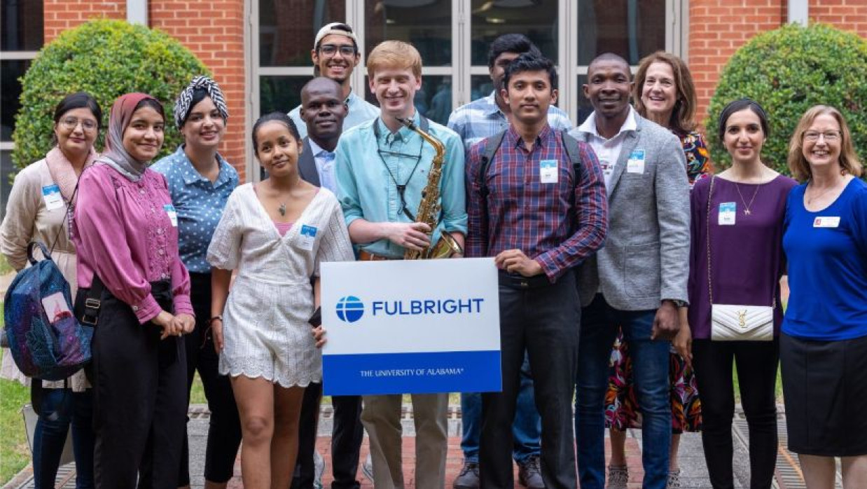 ফুলব্রাইট ভিজিটিং স্কলার প্রোগ্রামের মাধ্যমে যুক্তরাষ্ট্রে শিক্ষকতা করতে চাইলে আবেদন করুন  দ্রুতই