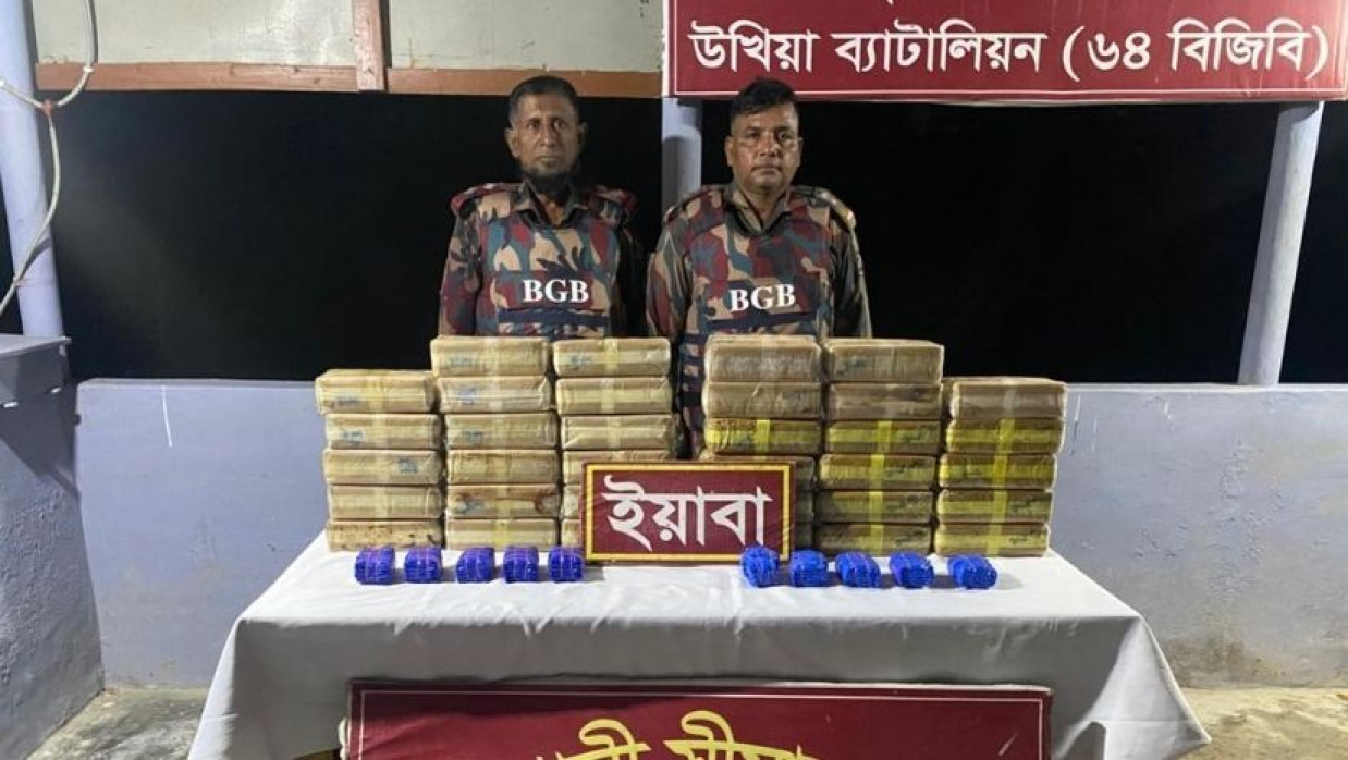 উদ্ধারকৃত ইয়াবাসহ বিজিবি সদস্যরা