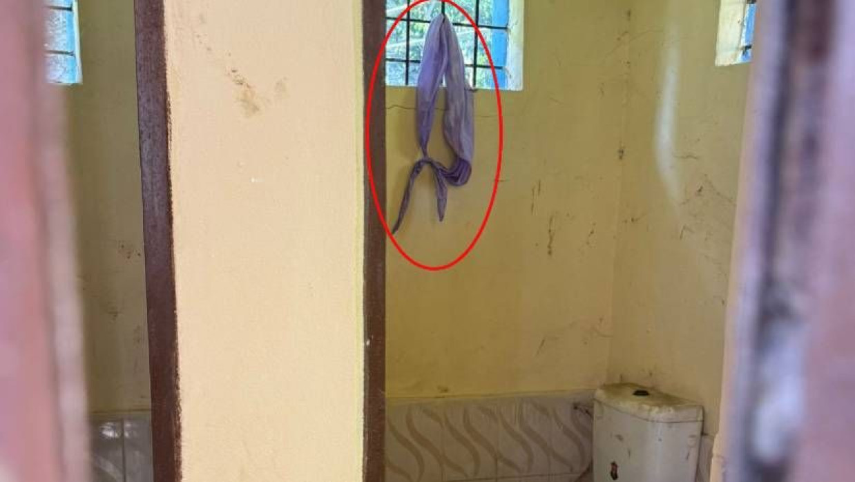 এই টয়লেট আত্মহত্যা করে ফারহানা আক্তার মোহনা