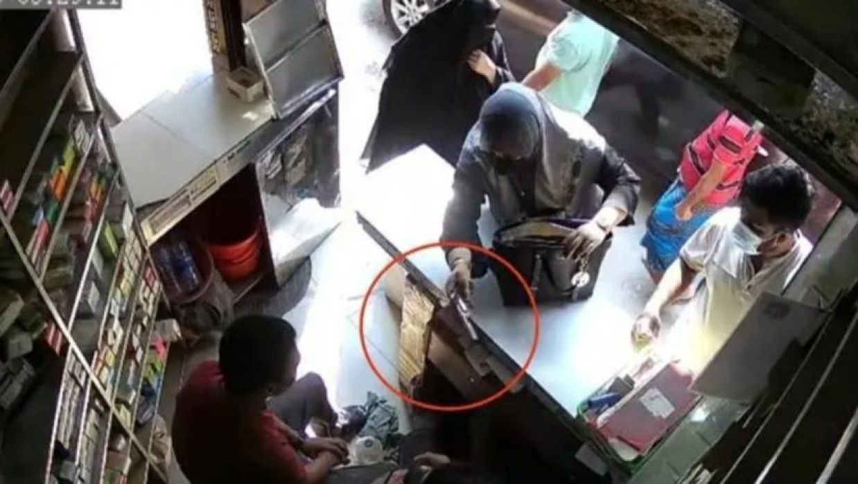 ফার্মেসিতে যুবলীগ নেতার স্ত্রীর গুলি করার হুমকি