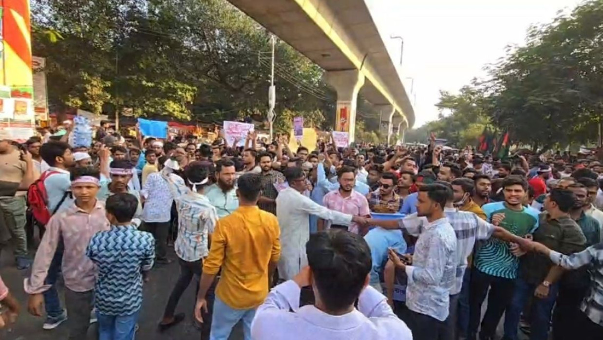 শাহবাগে অবস্থান নিয়েছেন ঢাকায় অবস্থান করা ভোলাবাসীরা 