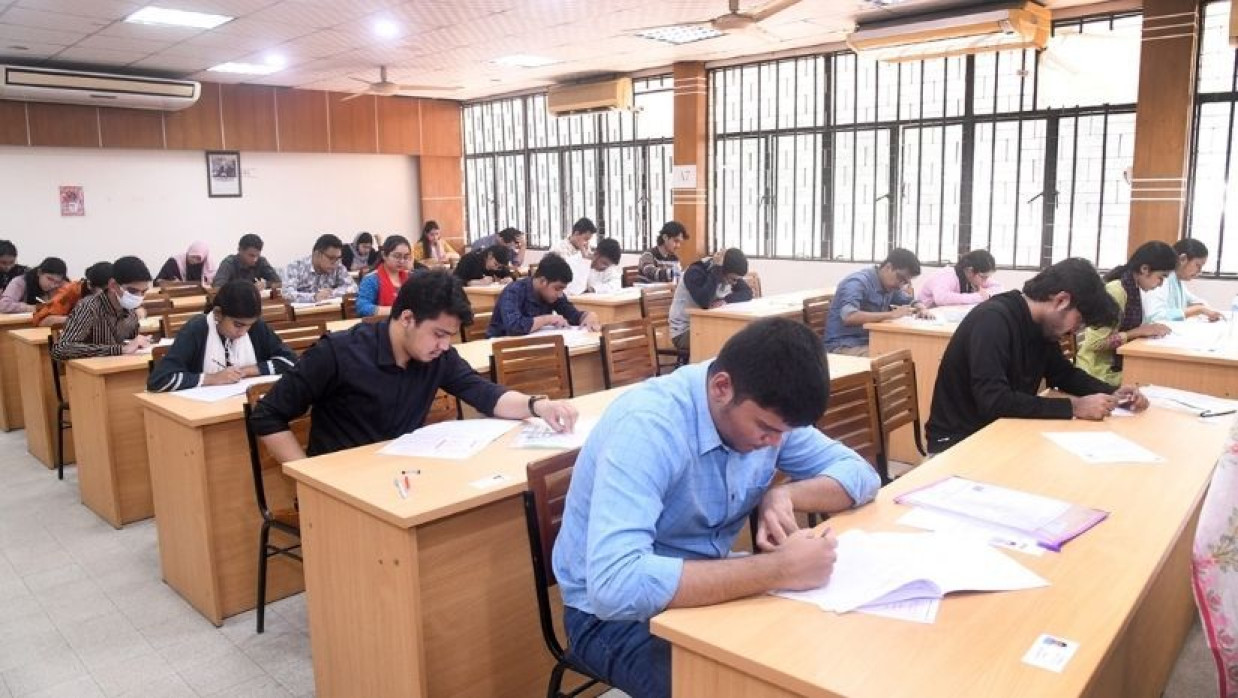 পরীক্ষার্থী ও ইনসেটে ঢাবি ভিসি পরীক্ষা কেন্দ্রে পরিদর্শনে