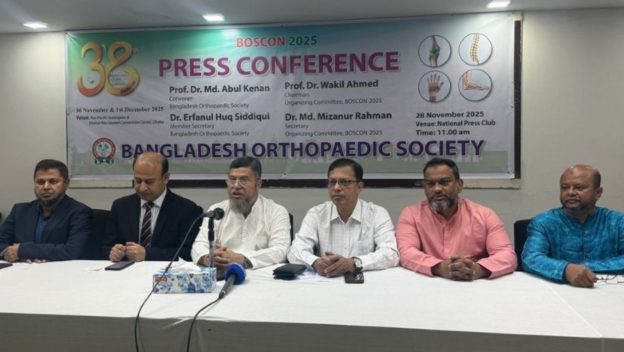 সংবাদ সম্মেলনে কথা বলছেন অধ্যাপক ডা. আবুল কেনান