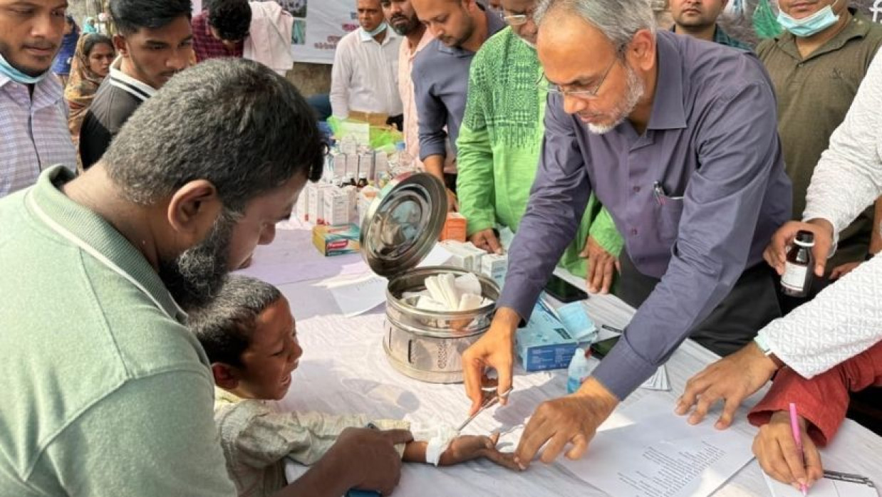 কড়াইল বস্তিতে অগ্নিকাণ্ডে ক্ষতিগ্রস্তদের জন্য বিএনপির দুই দিনব্যাপী হেলথ ক্যাম্প