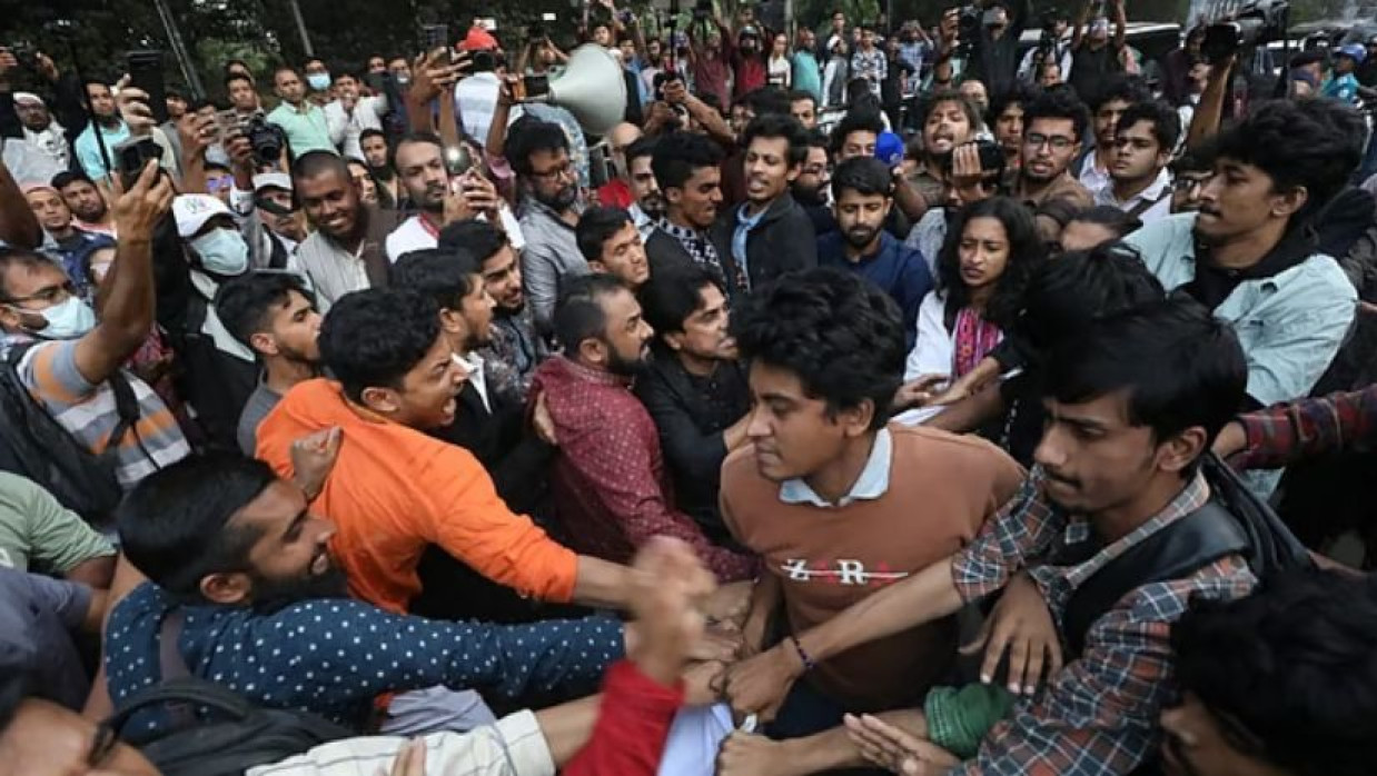 শাহবাগে দুই পক্ষের মধ্যে ধাক্কাধাক্কি ও উত্তেজনা সৃষ্টি হয়