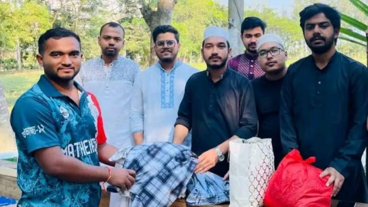 রাজধানী ঢাকার কড়াইল বস্তিতে ভয়াবহ অগ্নিকাণ্ডে ক্ষতিগ্রস্ত মানুষের সাহায্যে অব্যবহৃত ও অপ্রয়োজনীয় কাপড় সংগ্রহ করছেন গোবিপ্রবি ছাত্রদল নেতারা