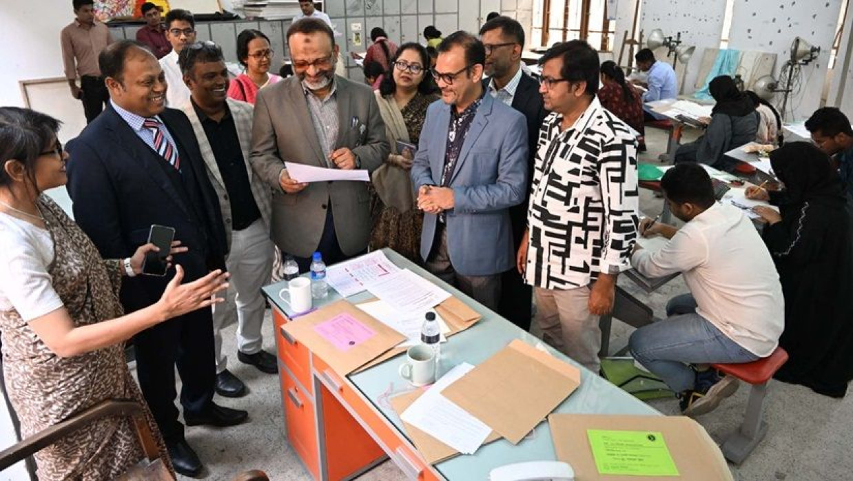 ঢাবি চারুকলা ইউনিটের ভর্তি পরীক্ষার কেন্দ্র পরিদর্শন করে উপাচার্য অধ্যাপক ড. নিয়াজ আহমদ খানসহ সংশ্লিষ্টরা