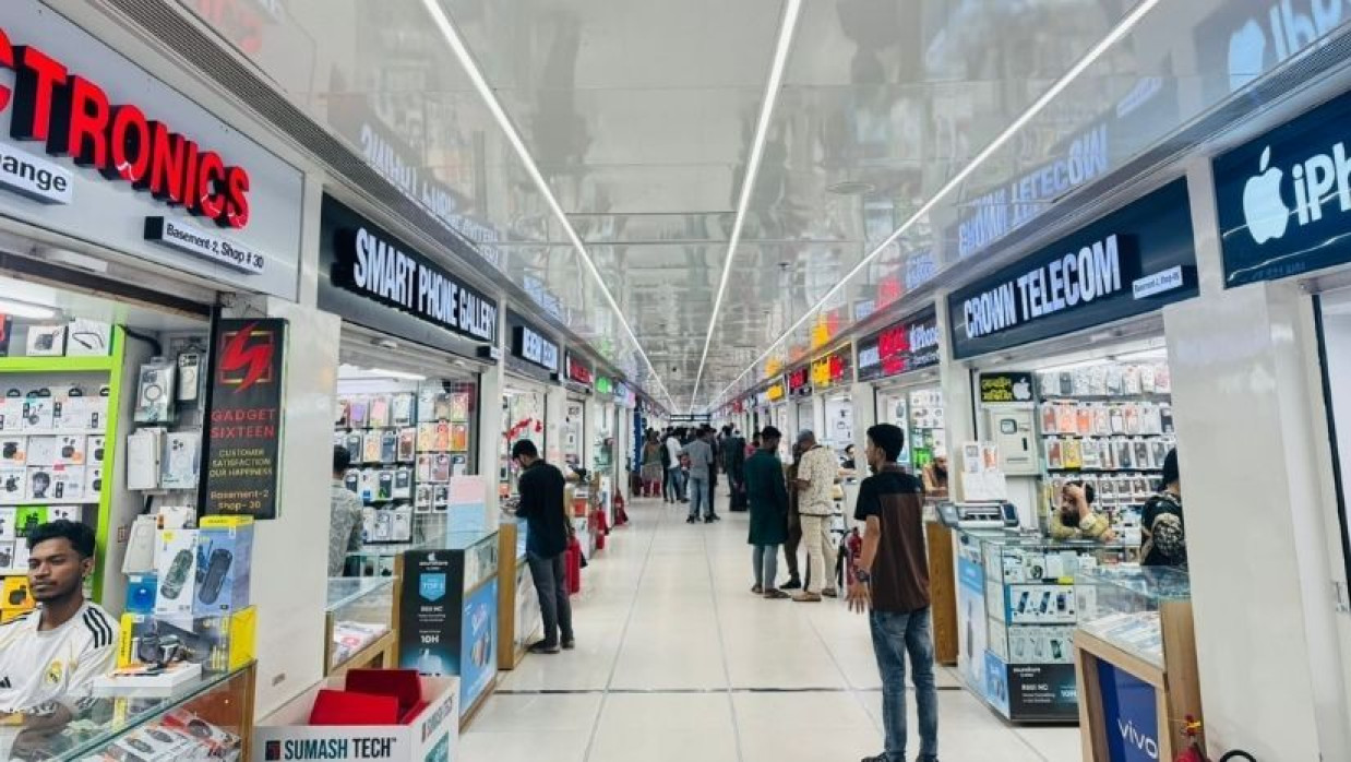 বসুন্ধরা সিটি শপিং কমপ্লেক্সে মোবাইলের দোকান