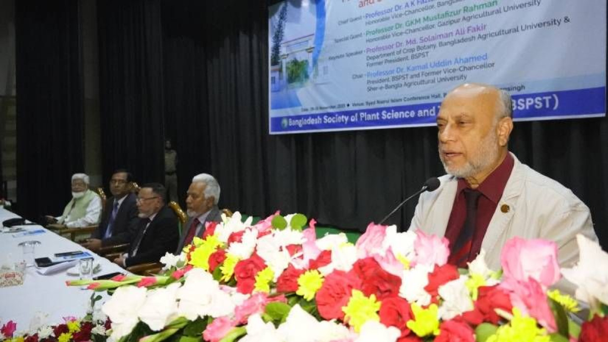 সম্মেলনে বক্তব্য দিচ্ছেন বাকৃবি উপাচার্য