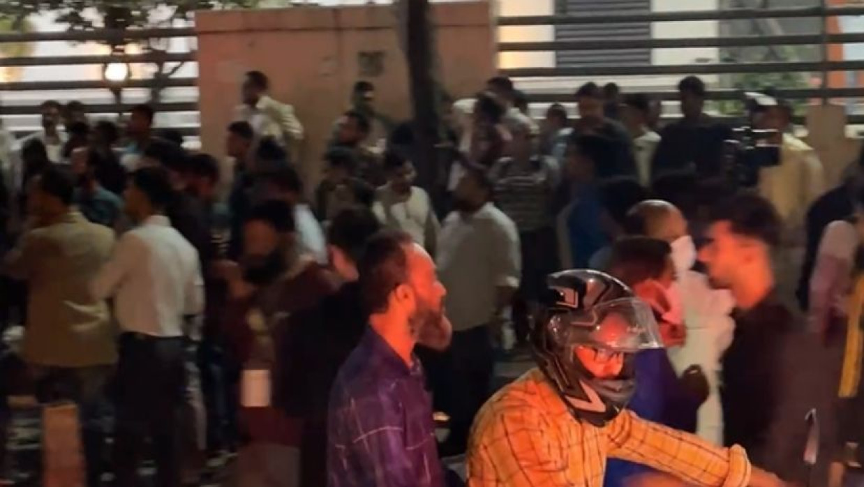 খালেদা জিয়ার অসুস্থতার খবরে এভারকেয়ার হাসপাতাল এলাকায় ভিড় করছেন নেতাকর্মী ও ভক্তরা