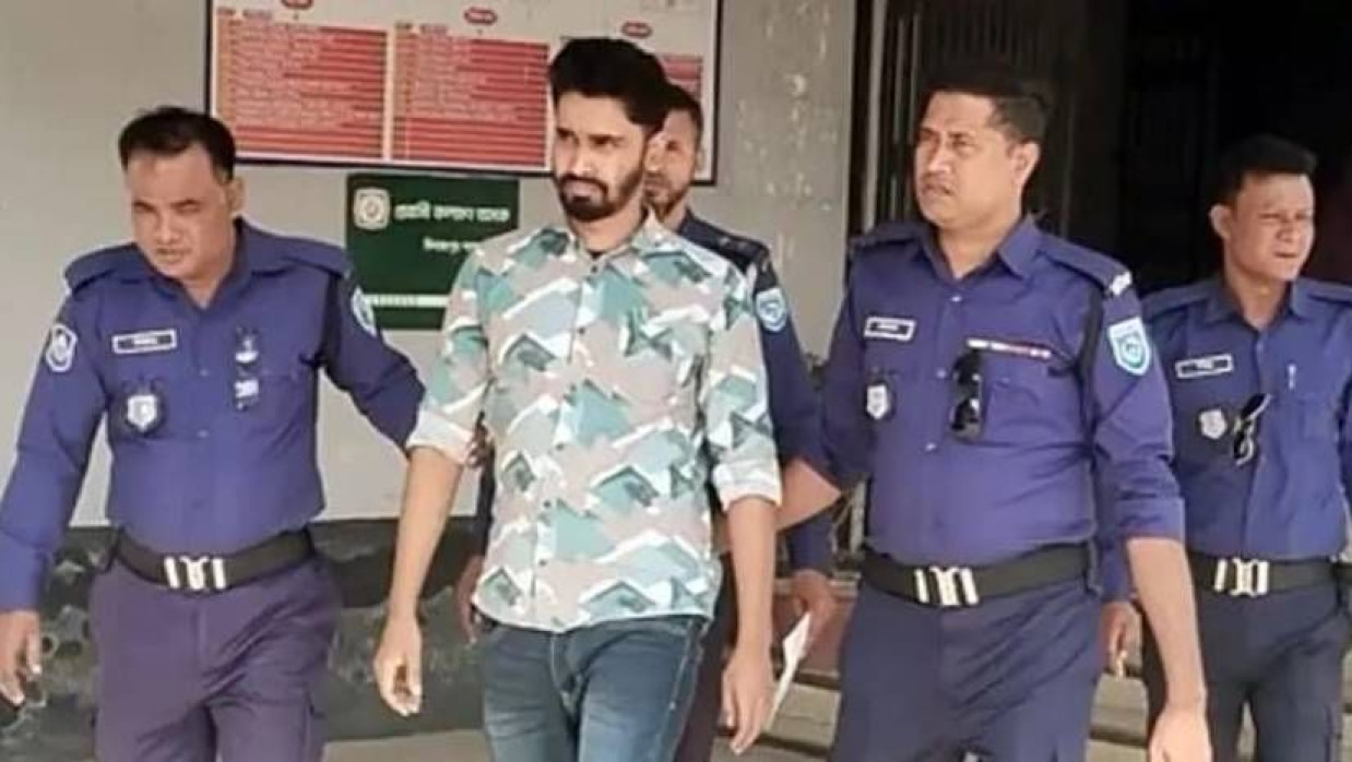 নিয়োগ পরীক্ষায় প্রক্সি দেওয়ার অভিযোগে আটক যুবক