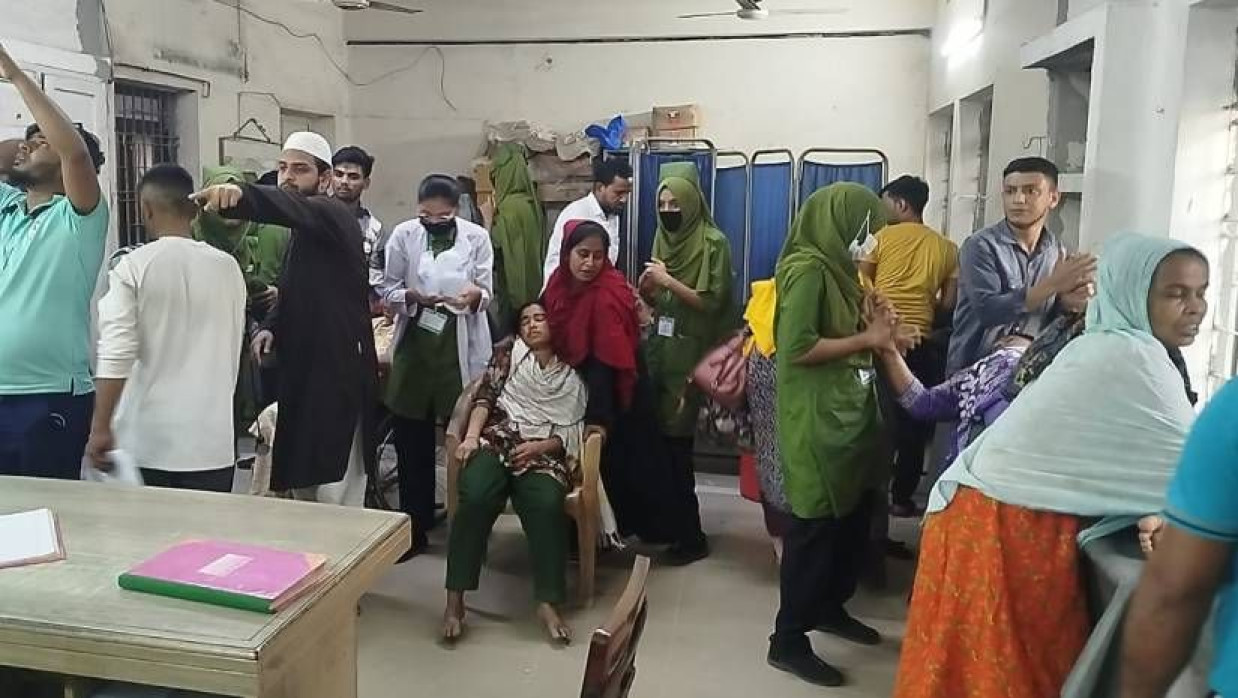 টঙ্গী সরকারি হাসপাতালে চিকিৎসা নিচ্ছেন কয়েকজন শ্রমিক