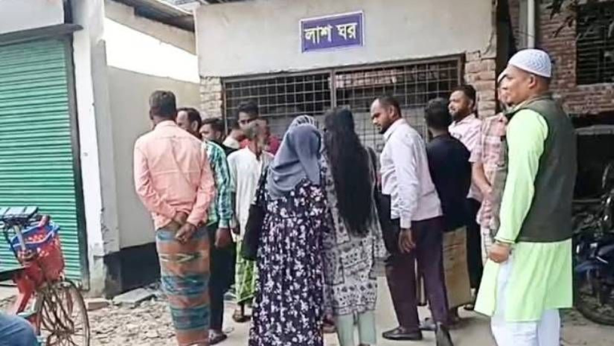 লাশ ঘরের সামনে নিহতের স্বজনদের ভিড় 