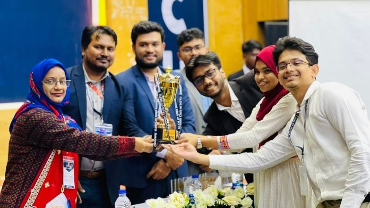 হাবিপ্রবি স্কিল ডেভেলপমেন্ট ক্লাবের ‘বিজমাস্টার’-এ বিজয়ী আইইউটির ‘টিম স্লাইডিং আপ’