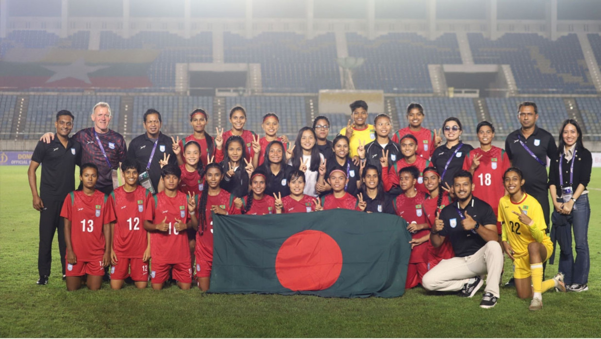 বসুন্ধরা কিংস অ্যারেনায় টিম এডভাইজার ও ডিপ্লোম্যাটদের মধ্যকার সিরিজ নির্ধারণী প্রীতি ম্যাচ