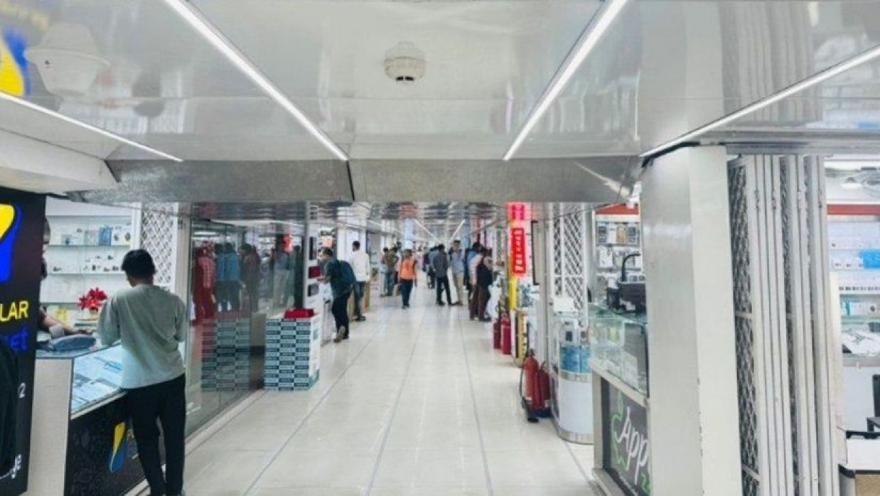রাজধানীতে মোবাইল ফোনের দোকান