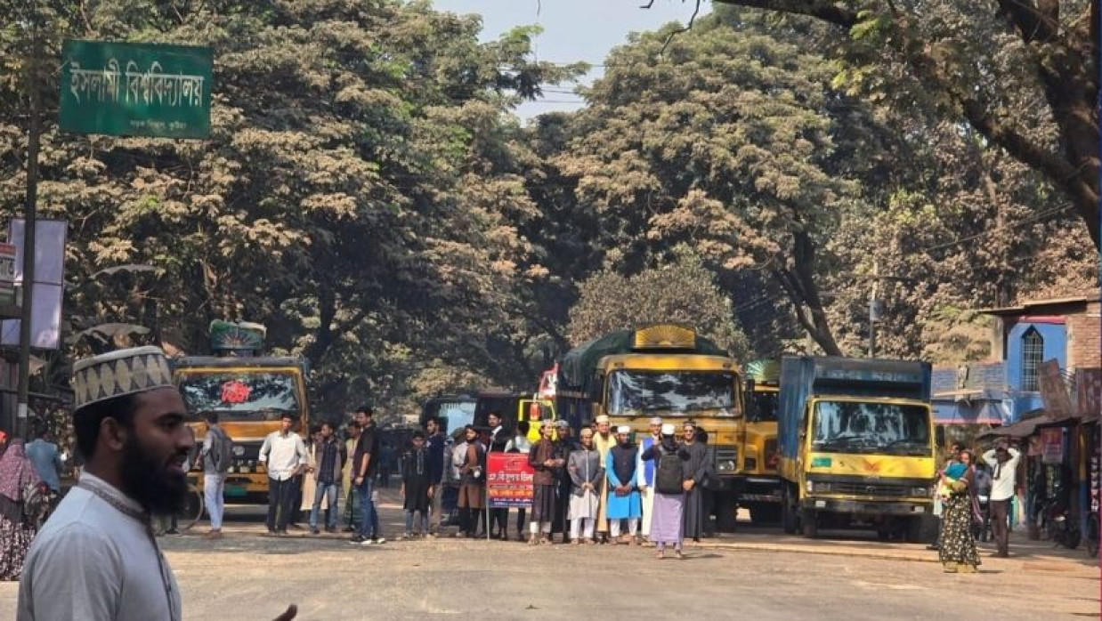 ইবি শিক্ষার্থীদের সড়ক অবরোধ