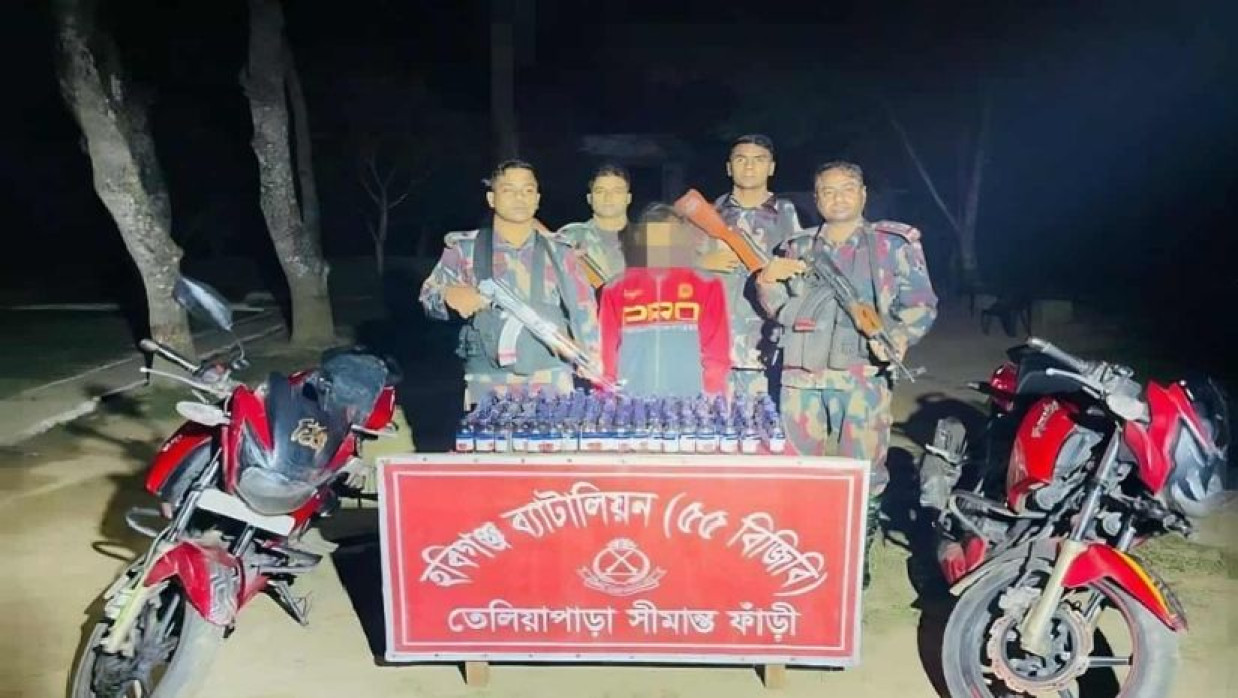  আটক যুবক