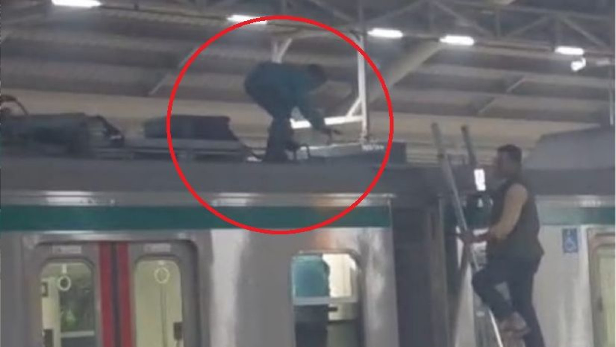 মেট্রোর ছাদে শিশু, ট্রেন চলাচল বন্ধ ঘোষণা