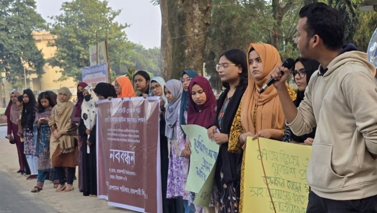 রাবির প্যারিস রোডে মানববন্ধন করেন আইন ও ভূমি প্রশাসন বিভাগের শিক্ষার্থীরা