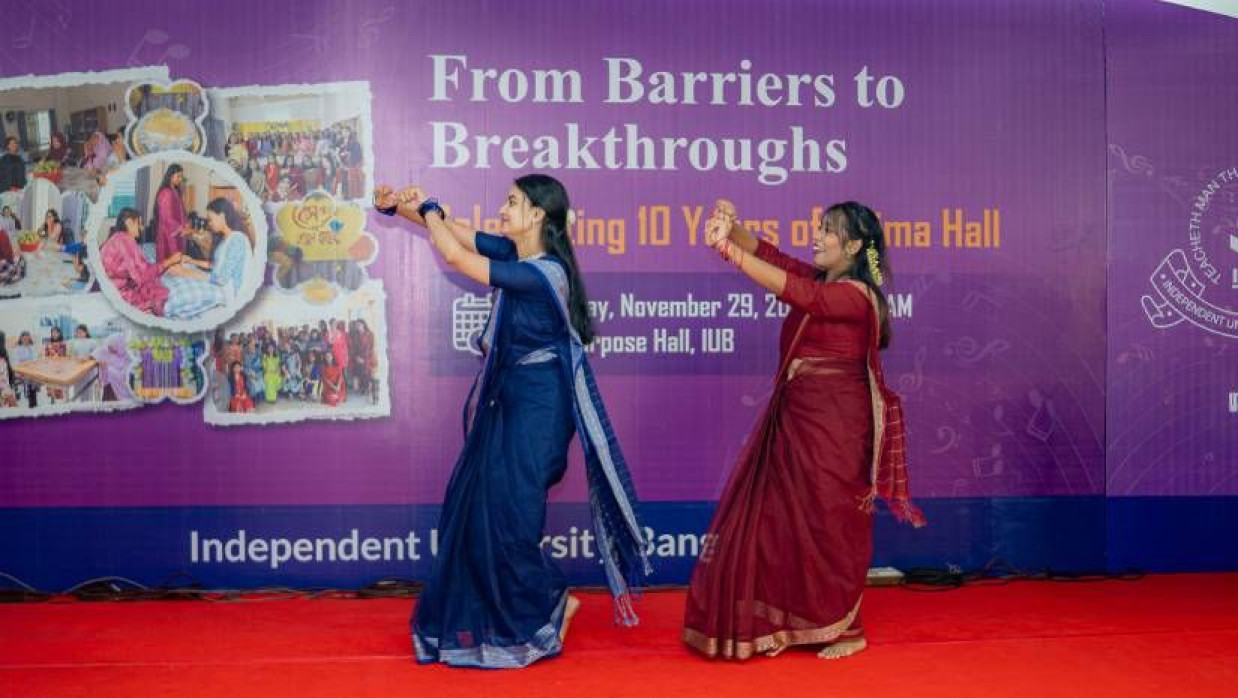 সাইমা হলের ১০ বছর পূর্তিতে অনুষ্ঠানে পারফর্ম করছেন দুই শিক্ষার্থী