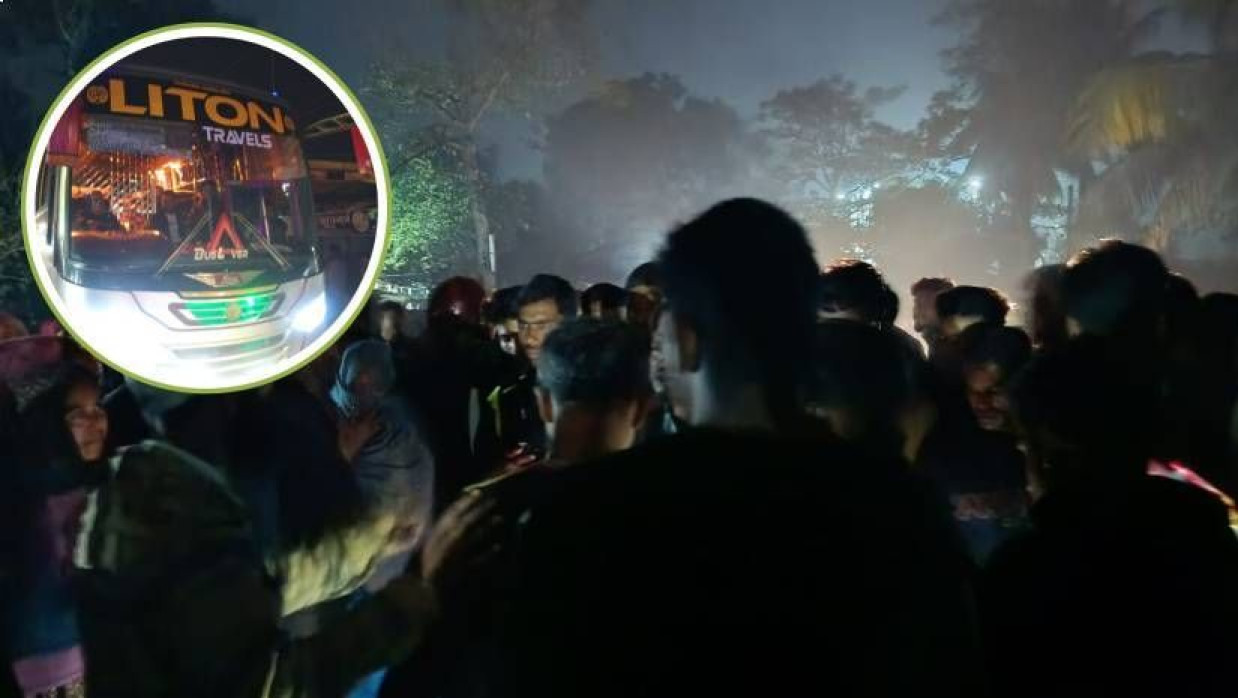 দুর্ঘটনাস্থলে স্থানীয় লোকজনের ভিড় (ইনসেটে ঘাতক বাস)