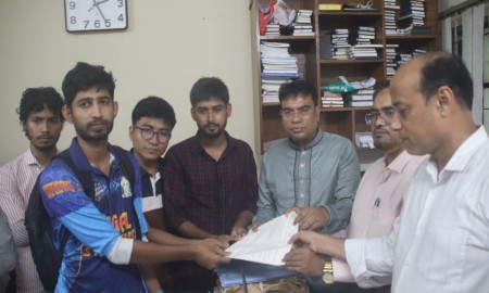 ইবির ‘জুলাইবিরোধী’ শিক্ষকদের পক্ষে ‘সুবিধাভোগীরা’, ক্ষোভ শিক্ষার্থীদের