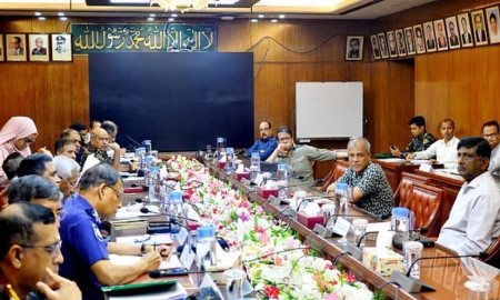 আইনশৃঙ্খলার দায়িত্ব থেকে সেনাবাহিনীর ৫০ শতাংশ সদস্যকে সরিয়ে নেওয়া হচ্ছে